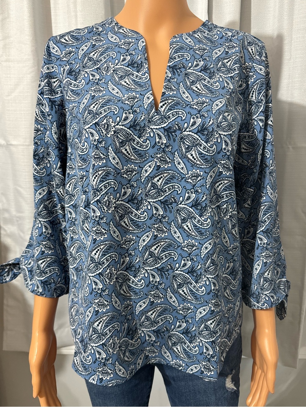 Pretty Michael Kors size S blue white paisley print 3/4 sleeve v-neck shirt new